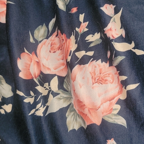 Short sleeved knee length Flowered Dress with pockets and small tie waist - Picture 2 of 6